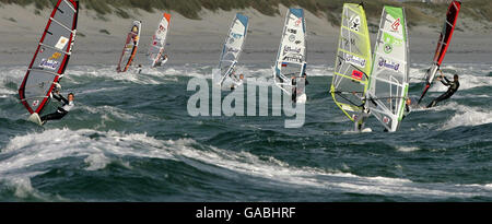 Die Teilnehmer nehmen an einem inoffiziellen Freestyle-Wettbewerb am Strand von Crossapol, Isle of Tiree, Teil, während der Corona Extra PWA (Professional Windsurfing Association) World Cup auf der Insel stattfindet. Stockfoto