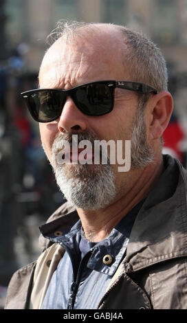 Der Schauspieler Keith Allen wird am zweiten Tag eines Jurybesuchs in Paris im Rahmen der Untersuchung des Todes von Prinzessin Diana beim Verlassen des Ritz Hotels abgebildet. Stockfoto