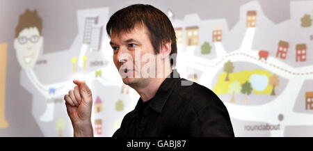 Autor Ian Rankin spricht über eine neue Webseite zur Verkehrssicherheit im Bridge Community Center in Glasgow. Stockfoto