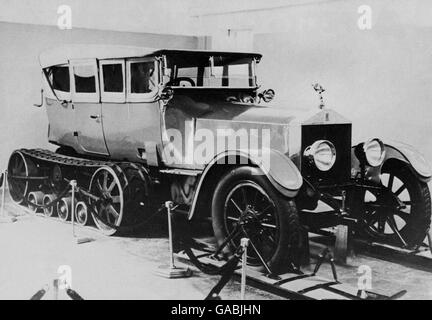 Das Auto, das vom "Vater der russischen Revolution" Wladimir Lenin benutzt wurde. Ein modifizierter Rolls Royce mit Raupengleisen, eine Ausstellung im Lenin Museum. Stockfoto