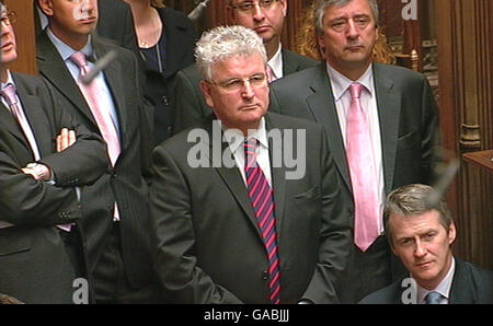 Verteidigungsminister des Browne hört zu, wie Bundeskanzlerin Alistair Darling dem Parlament seinen Bericht vor dem Haushaltsplan übergibt. Stockfoto