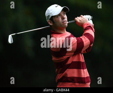 Englands Paul Casey verteidigender Champion am 2. Abschlag während seines 2. Rundenmatches gegen Argentiniens Angel Cabrera im Wentworth Club, Virginia Water, Surrey. Stockfoto