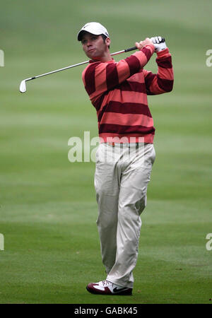 Englands Titelverteidiger Paul Casey spielt seinen 2. Schuss auf dem 3. Fairway während seines 2. Rundenmatches gegen Argentiniens Angel Cabrera im Wentworth Club, Virginia Water, Surrey. Stockfoto