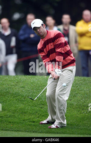 Englands Titelverteidiger Paul Casey setzt sich in seiner zweiten Runde gegen Argentiniens Angel Cabrera im Wentworth Club, Virginia Water, Surrey auf das 2. Grün. Stockfoto