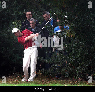 Englands Titelverteidiger Paul Casey spielt seinen 2. Schuss aus dem Rough des 15. Fairways während seines 2. Rundenmatches gegen Argentiniens Angel Cabrera im Wentworth Club, Virginia Water, Surrey. Stockfoto