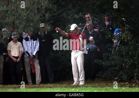 Englands Titelverteidiger Paul Casey hat einen freien Fall hinter sich, bevor er seinen zweiten Schuss aus dem Rough des 15. Fairways während seines zweiten Spielrunden gegen Argentiniens Angel Cabrera im Wentworth Club, Virginia Water, Surrey, spielt. Stockfoto