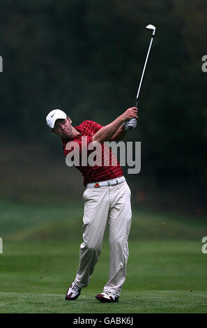 Englands Titelverteidiger Paul Casey trifft seinen 2. Schuss auf den 16. Grünen, während seines 2. Rundenmatches gegen Argentiniens Angel Cabrera im Wentworth Club, Virginia Water, Surrey. Stockfoto