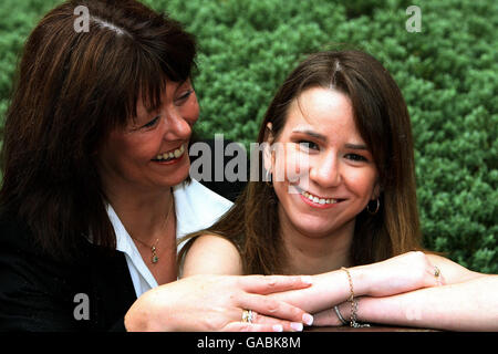 Frau ist 20. Jahrestag Baby Herztransplantation Stockfoto