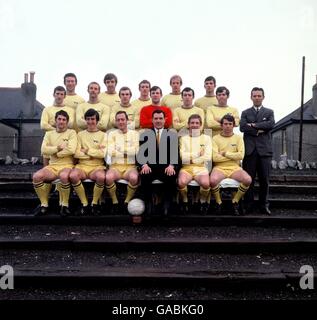 Torquay United: (Hintere Reihe, l-r) Ken Brown, John Bond, Alan Welsh, Bill Kitchener, John Rowlands (mittlere Reihe, l-r) Bobby Baxter, Robin Stubbs, Frank Mathews, Andy Donnelly, Pat Morrissey, John Benson, Trainer Jack Edwards (erste Reihe, l-r) Mike Cave, Jimmy Dunne, Ron Barnes, Manager Allan Brown, Kenny Sandercock, Tony Scott Stockfoto