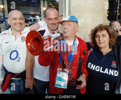 Englische Rugby-Anhänger werden im Bahnhof Gare du Nord in Paris von einem französischen Unterstützer begrüßt, als sie heute Abend zum Halbfinale der Rugby-Weltmeisterschaft gegen Frankreich in Paris ankommen. Stockfoto