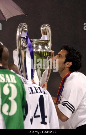 Fußball - UEFA Champions League - Finale - Bayer Leverkusen / Real Madrid. Luis Figo von Real Madrid küsst die Europameisterschaft Stockfoto