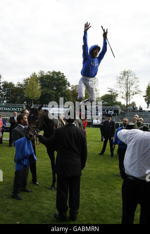 Frankie Dettori feiert, nachdem er Ramonti gefahren ist, um die Queen Elizabeth II Stakes während des Mile Championships Tages auf der Ascot Racecourse zu gewinnen. Stockfoto