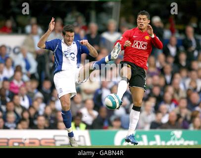 Fußball - Barclays Premier League - Birmingham City / Manchester United - St Andrews. Franck Queudrue aus Birmingham und Cristiano Ronaldo von Manchester United (rechts) kämpfen um den Ball Stockfoto