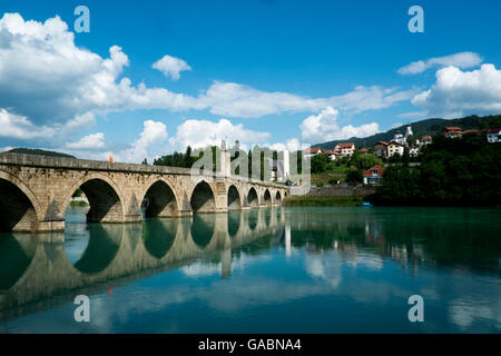 -Alte Schönheit Brücke am Fluss Drina in Visegrad Stadt Stockfoto