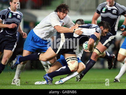 Der schottische Rob Dewey wird vom italienischen Mauro Bergamasco während des IRB Rugby World Cup Pool C-Spiels im Stade Geoffroy-Guichard, St Etienne, Frankreich, angegangen. Stockfoto