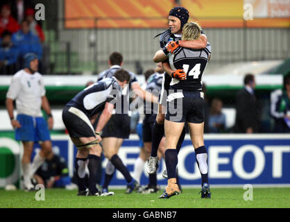 Der schottische Simon Webster umarmt Sean Lamont nach dem IRB Rugby World Cup Pool C Spiel im Stade Geoffroy-Guichard, St Etienne, Frankreich. Stockfoto