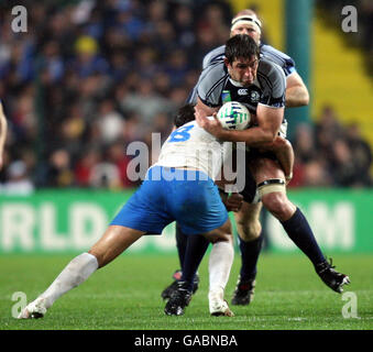 Der schottische Jim Hamilton wird vom italienischen Sergio Parisse während des IRB Rugby World Cup Pool C-Spiels im Stade Geoffroy-Guichard, St Etienne, Frankreich, angegangen. Stockfoto