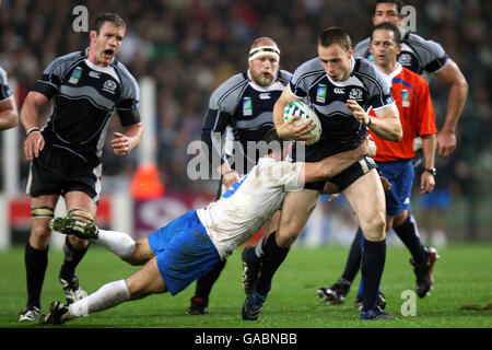 Der schottische Andrew Henderson wird vom italienischen Alessandro Troncon während des IRB Rugby World Cup Pool C-Spiels im Stade Geoffroy-Guichard, St Etienne, Frankreich, angegangen. Stockfoto