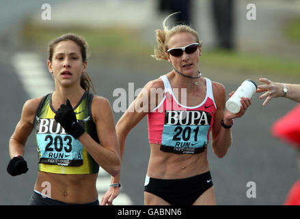 Die Engländerin Paula Radcliffe (rechts) und die US-amerikanische Frauenrennsiegerin Kara Goucher beim BUPA Great North Run in Newcastle. Stockfoto