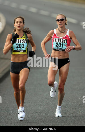 Die Engländerin Paula Radcliffe (rechts) und die US-amerikanische Rennsiegerin Kara Goucher beim BUPA Great North Run in Newcastle. Stockfoto