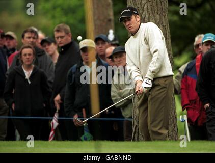 Golf - Victor Chandler British Masters 2002. Ian Poulter chips auf das Grün auf dem vierten Stockfoto