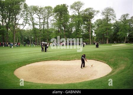 Golf - Victor Chandler British Masters 2002. Ian Woosnam aus Wales spielt am 18. Aus einem Bunker Stockfoto