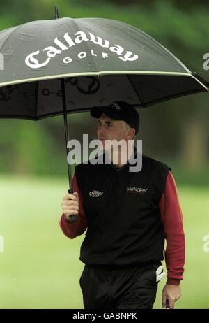 Golf - Victor Chandler British Masters 2002. Philip Price von Wales schützt vor Regen Stockfoto