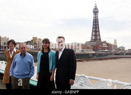 Der Bürgermeister von New York, Michael Bloomberg (zweiter links), und seine Gefährtin Diana Taylor (links) mit David Cameron, dem Vorsitzenden der britischen Konservativen Partei (rechts), und seiner Frau Samantha Cameron (zweiter rechts) am North Pier in Blackpool. Stockfoto