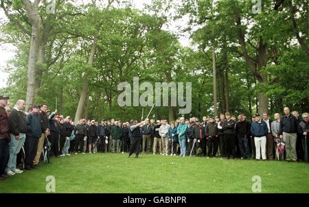 Golf - Victor Chandler British Masters 2002. Ian Woosnam von Wales spielt aus dem Rough Stockfoto