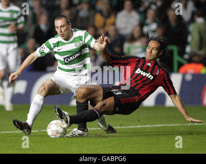 Scott Brown von Celtic fordert Alessandro Nesta (rechts) vom AC Mailand während des UEFA Champions League-Spiel der Gruppe D im Celtic Park, Glasgow, heraus. Stockfoto