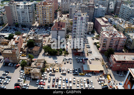 Die schnelle Urbanisierung und Autos bei Adana City. Adana ist die größte Stadt im Süden der Türkei und Mittelmeer-Region Stockfoto