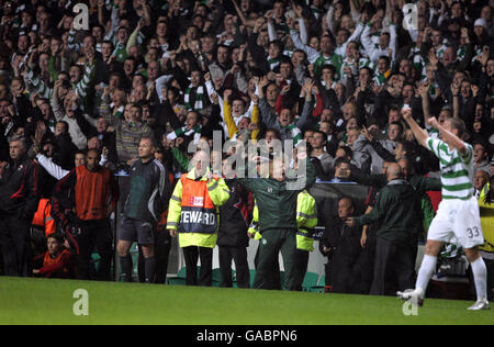 Celtic-Manager Gordon Strachan feiert den Sieg beim UEFA Champions League-Spiel der Gruppe D im Celtic Park in Glasgow. Stockfoto