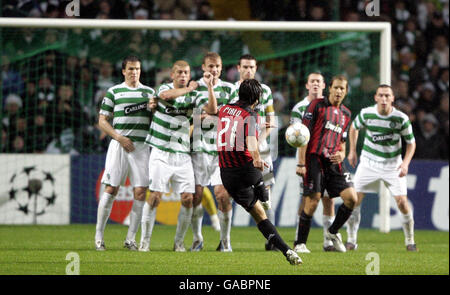 Andrea Pirlo von AC Milan tritt beim UEFA Champions League-Spiel der Gruppe D im Celtic Park, Glasgow, einen Freistoß ein. Stockfoto