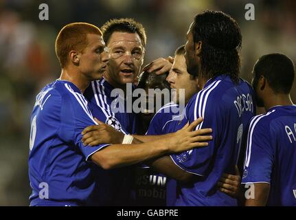 Fußball - UEFA Champions League - Gruppe B - Valencia gegen Chelsea - Mestalla-Stadion. Chelsea's John Terry, Joe Cole, Didier Drogba, Claude Makelele, Ashley Cole und Steve Sidwell gruppieren sich beim Schlusspfiff Stockfoto