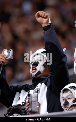 Fußball – FIFA Fußball-Weltmeisterschaft 2002 – Gruppe E – Deutschland – Saudi-Arabien. Ein japanischer Unterstützer jubelt über Deutschland und zeichnet gleichzeitig die Aktion auf Stockfoto
