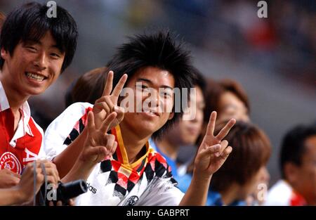 Fußball – FIFA Fußball-Weltmeisterschaft 2002 – Gruppe E – Deutschland – Saudi-Arabien. Die lokalen japanischen Anhänger jubeln Deutschland an Stockfoto