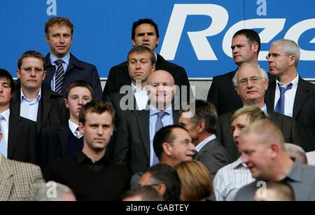 Chelsea-Besitzer Roman Abramovich wird von Chelsea's Simon Greenberg (hinten links), Head of Communications, Peter Kenyon, Cheif Executive (c), Brunce Buck, Chairman (r) und Eugene Tenenbaum (mittlere Reihe rechts) an den Ständen unterstützt. Stockfoto