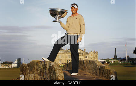 Golf - Alfred Dunhill Links Championship - Tag Vier. Nick Dougherty mit der Trophäe nach dem Gewinn der Alfred Dunhill Links Championship in St Andrews, Fife, Schottland. Stockfoto