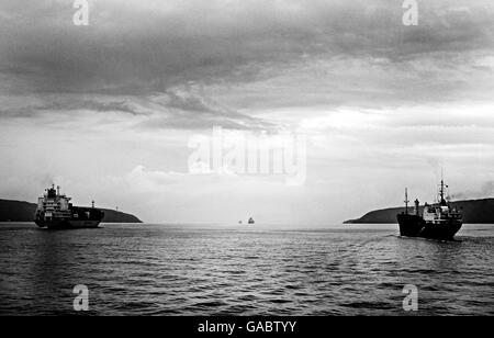 Transport-Schiffe waren auf der Durchreise Istanbul Bosporus zum Schwarzen Meer. Stockfoto