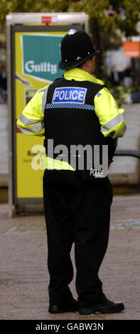 Heute ist ein Polizist im Stadtzentrum von Bedford auf dem Schlag. Stockfoto