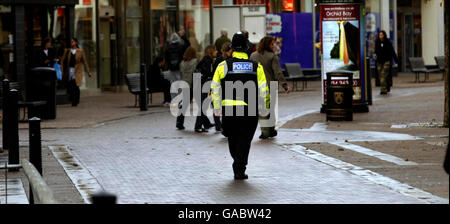 Ein Polizist aus Bedfordshire ist heute im Stadtzentrum von Bedford auf dem Schlag. Stockfoto