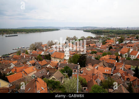 Panoramablick vom Gardos - Zemun, mit barocken Kirchturm Sankt Nikolaus und Donau. Stockfoto