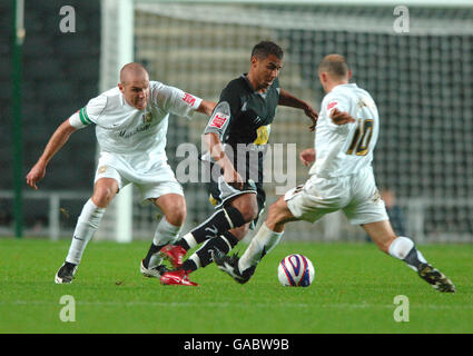 Fußball - Johnstone's Paint Trophy - Südsektion - zweite Runde - Milton Keynes Dons / Peterborough United - Stadion:mk. Milton Keynes Dons' Sean O'Hanlon und (10) Colin Cameron bekämpfen Rene Howe von Peterborough United Stockfoto