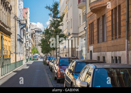 Baustile in einem alten ruhigen Seitenstraße, Budapest, Ungarn Stockfoto