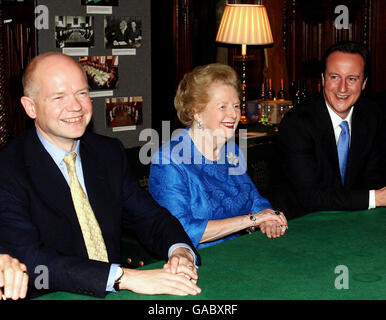 Von rechts nach links treffen sich der Vorsitzende der Konservativen Partei, David Cameron, die ehemalige konservative Premierministerin Margaret Thatcher und der ehemalige Vorsitzende, der jetzt Schattenaußenminister William Hague ist, zu einer Besichtigung der Schattenkabinetträume im Unterhaus im Londoner Whitehall. Stockfoto