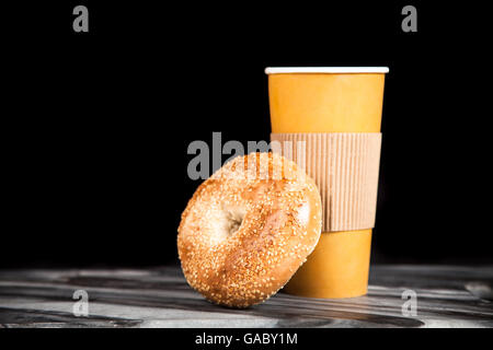 Bagel mit Speck und Ei Stockfoto