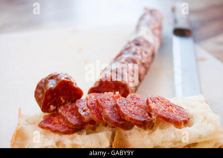 weiße Pizza oder Brot Focaccia gefüllt mit Scheiben salami Stockfoto