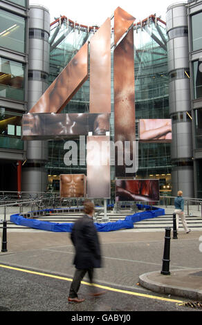 Ein großes Retro-Channel 4-Logo, bestehend aus Fotografien von Nick Knight, steht außerhalb des Channel 4-Hauptquartiers an der Horseferry Road in Westminster, London. Stockfoto