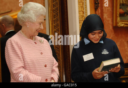 Königin Elizabeth II. Überreicht dem 14-jährigen Zainab Ahmed von der Sarah Bonnell School, Newham, ein Buch, das vom Poeten Laureate Andrew Motion, From Here to Eternity: An Anthology of Poetry, nach ihrem Gedicht „A Twist in Time“, wurde heute nach einem Lyrikworkshop für Londoner Schulkinder im Buckingham Palace vorgelesen. Stockfoto