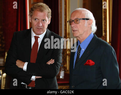 Der Poet Laureate Andrew Motion (links) und der Dichter Roger McGough plaudern während eines Lyrikworkshops für Londoner Schulkinder, gefolgt von einem Empfang bei Queen Elizabeth II im Buckingham Palace und heute nach einem Lyrikworkshop für Londoner Schulkinder im Buckingham Palace. Stockfoto